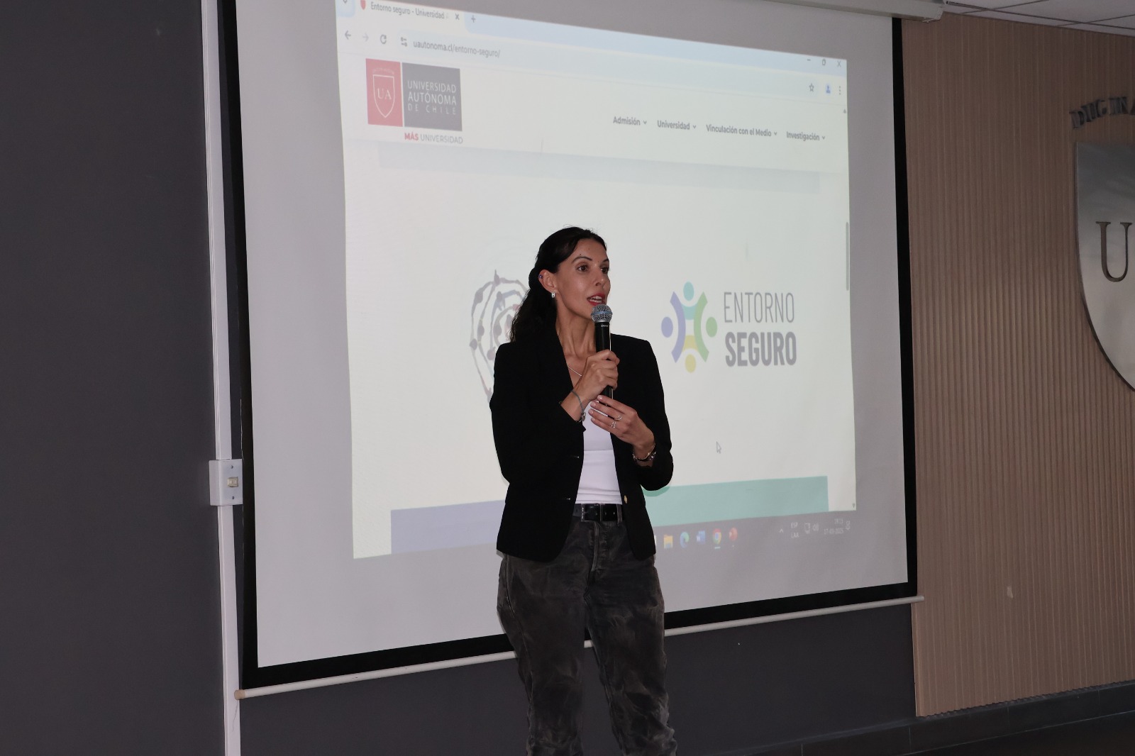 FOTO CHARLA ENTORNO SEGURO