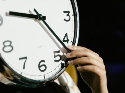 Cambio de horario: académicas de la U. Autónoma de Chile advierten sobre efectos en el bienestar físico y mental