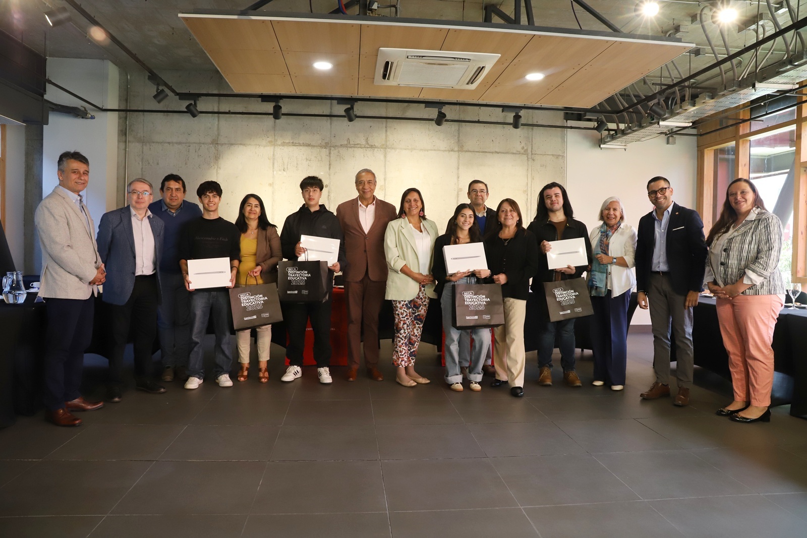 FOTO entrega beca trayectoria educativa 1