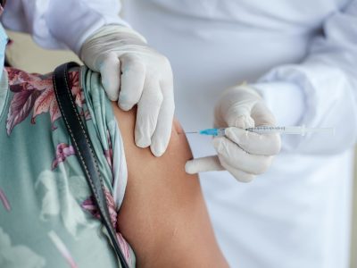 Académica de la U. Autónoma de Chile destaca importancia de inmunización contra virus respiratorios