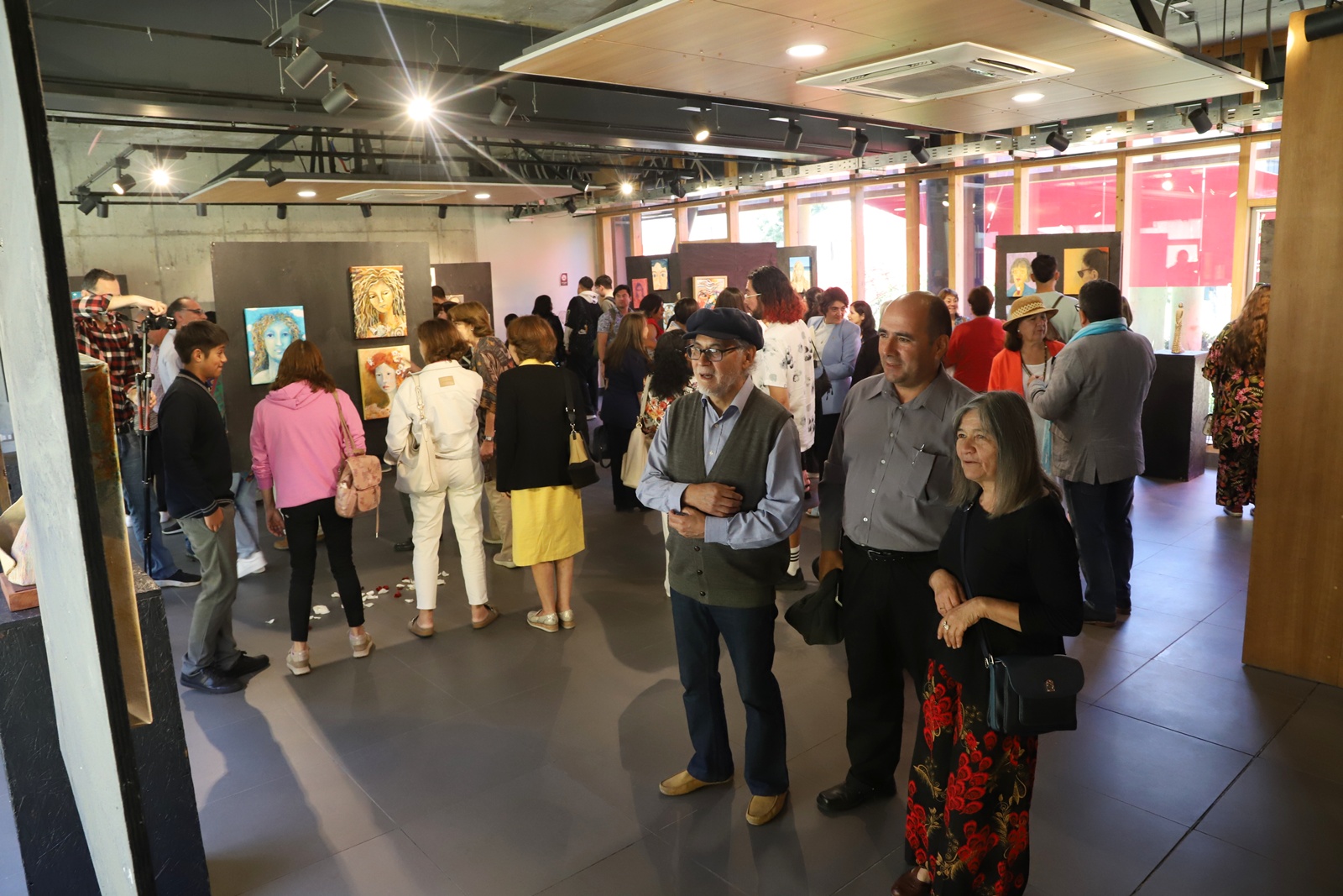 FOTO lanzamiento exposicion mujer 4