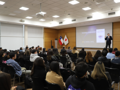 Académico Dr. Francisco Garrido expone sobre Modelos Estratégicos para el siglo XXI en Campus Providencia 