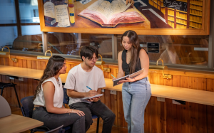 Estudiante en la biblioteca de Talca con un libro