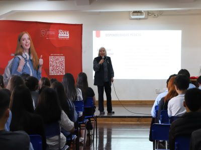Estudiantes del Colegio Santa Cruz de Victoria reciben charla sobre la nueva carrera de Medicina en Temuco