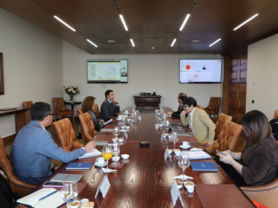 Especialista internacional analiza el impacto de la inteligencia artificial en la educación superior con decanos y docentes en Sede Santiago