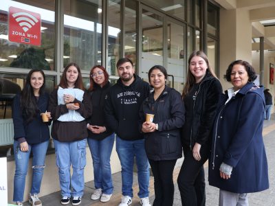 Estudiantes y académicos celebran el Día del Terapeuta Ocupacional con stand interactivo