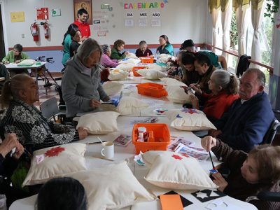 Adultos mayores plasman su creatividad en taller artístico organizado por la Universidad Autónoma de Chile