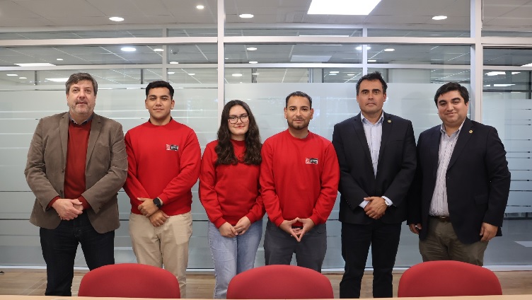 Estudiantes de la Facultad de Administración y Negocios obtienen primer lugar en competencia internacional de simulación empresarial