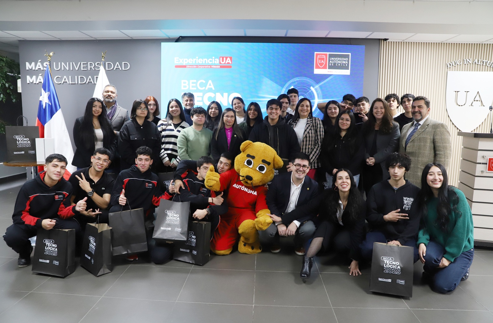 FOTO entrega becas electromovilidad y tecnologica 1