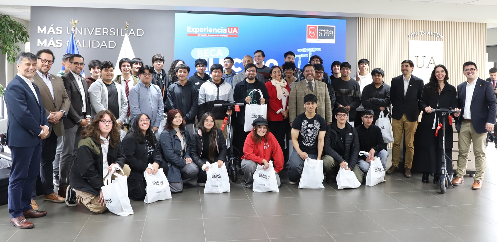 FOTO entrega becas electromovilidad y tecnologica 2