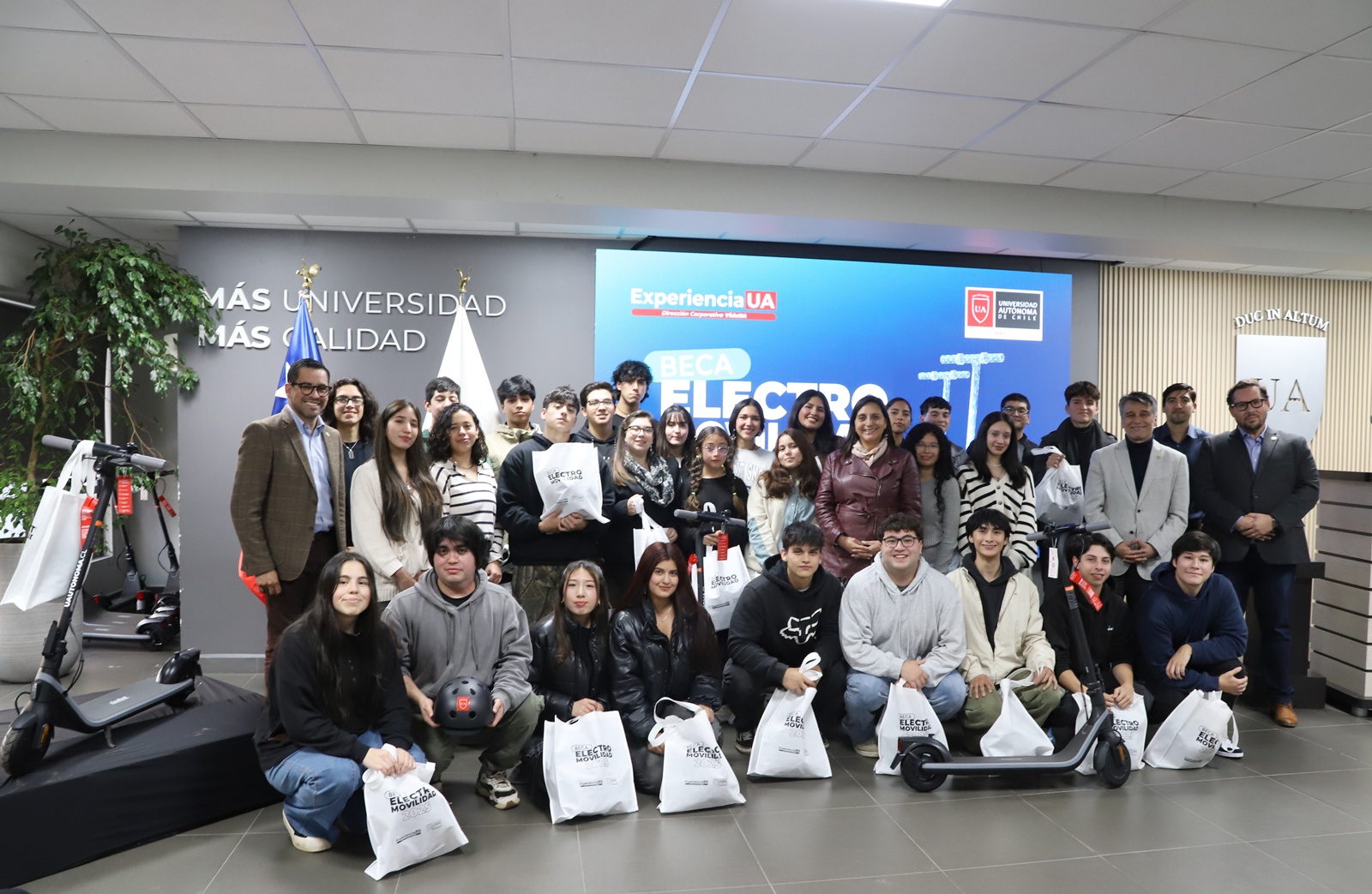 FOTO entrega becas electromovilidad y tecnologica 3