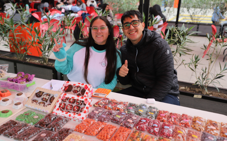 Feria de Emprendedores reunió distintos emprendimientos estudiantiles en Sede Santiago 