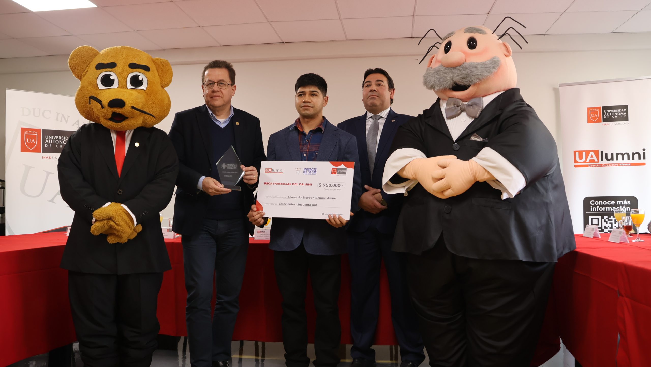 Universidad Autónoma impulsa la formación profesional con la entrega de becas a futuros farmacéuticos