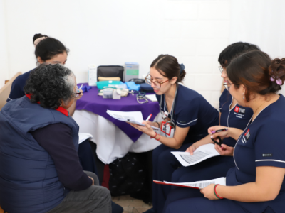 Estudiantes de Enfermería realizan operativo de salud para adultos mayores en Puente Alto 