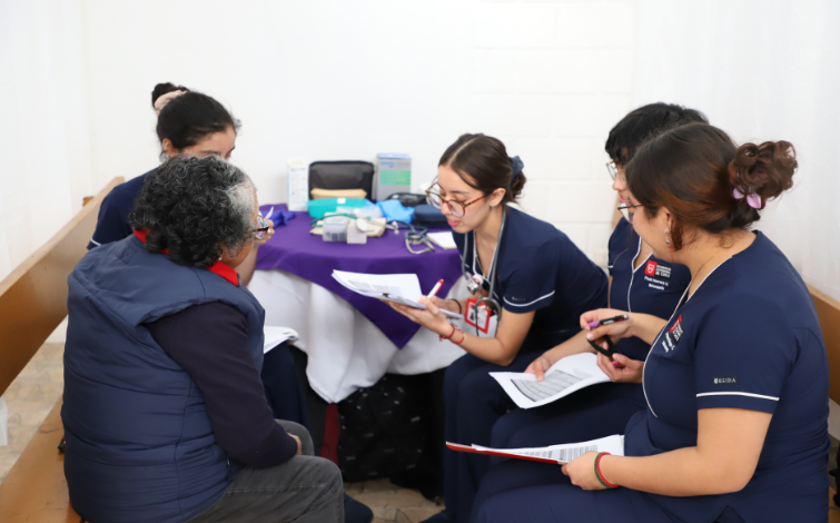 Estudiantes de Enfermería realizan operativo de salud para adultos mayores en Puente Alto 
