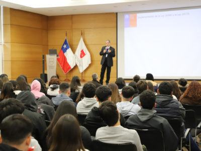 Estudiantes de Química y Farmacia participaron en charla sobre el rol del químico farmacéutico en medicina legal 