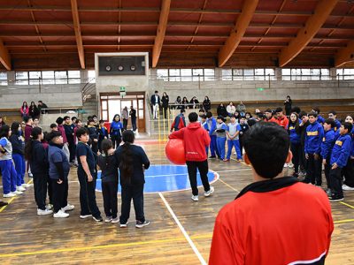 Estudiantes de Pedagogía en Educación Física lideran proyecto que mejora la asistencia escolar a través del deporte