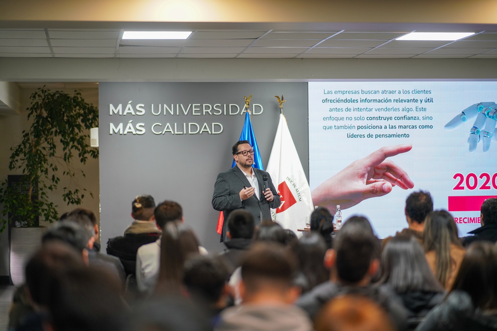 FOTO lanzamiento del libro el codigo invisible 4