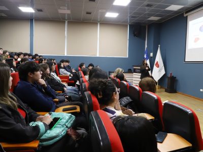 Seminario sobre investigación en cáncer de colon reúne a destacada experta en biomedicina