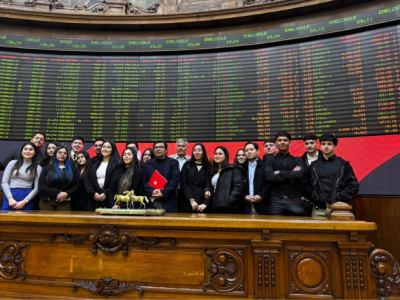 Estudiantes de Ingeniería Comercial visitan la Bolsa de Comercio de Santiago
