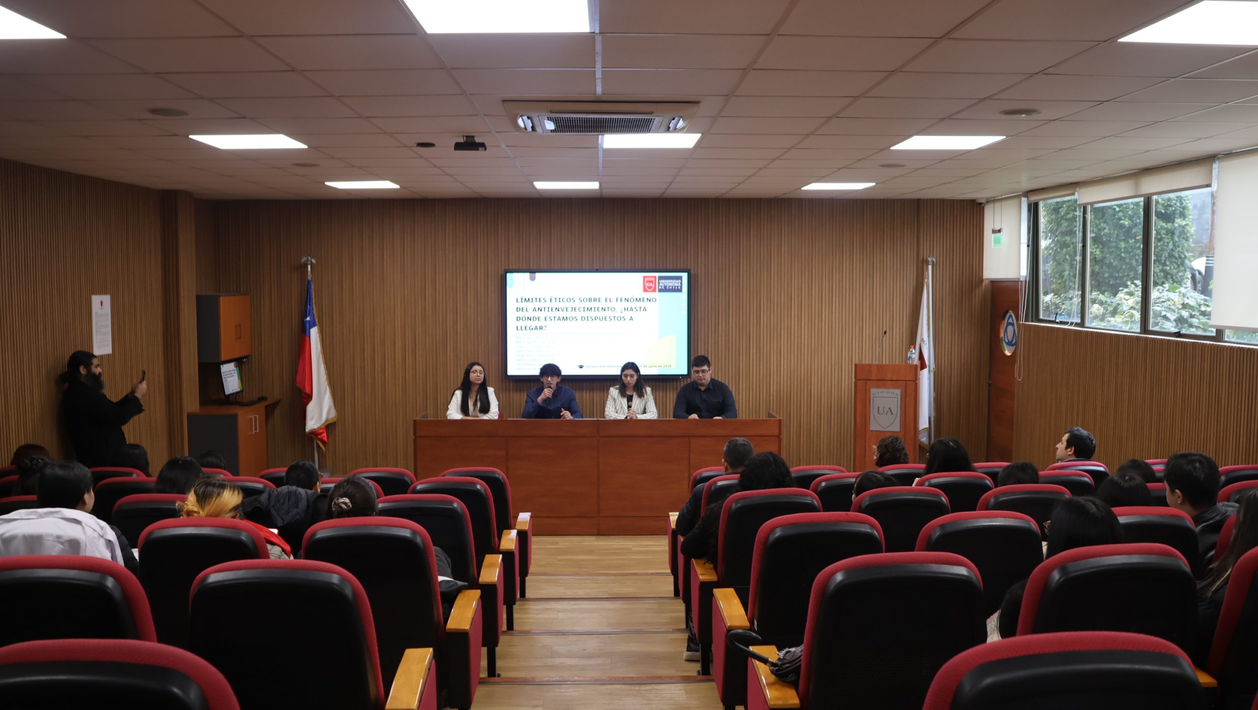 Estudiantes de medicina reflexionan sobre el envejecimiento y sus desafíos éticos