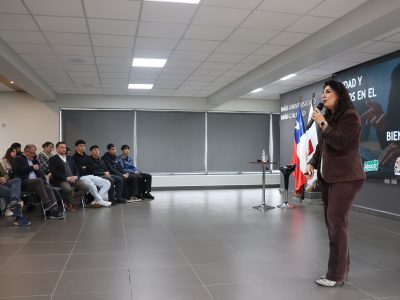 Clase Magistral abordó desafíos en la gestión de personas desde la experiencia del retail