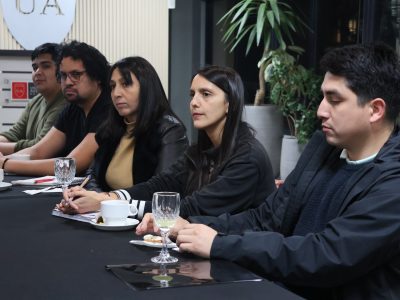 Dirección de ExperienciaUA sostienen encuentro con Centro de Estudiantes vespertinos para fortalecer vida universitaria