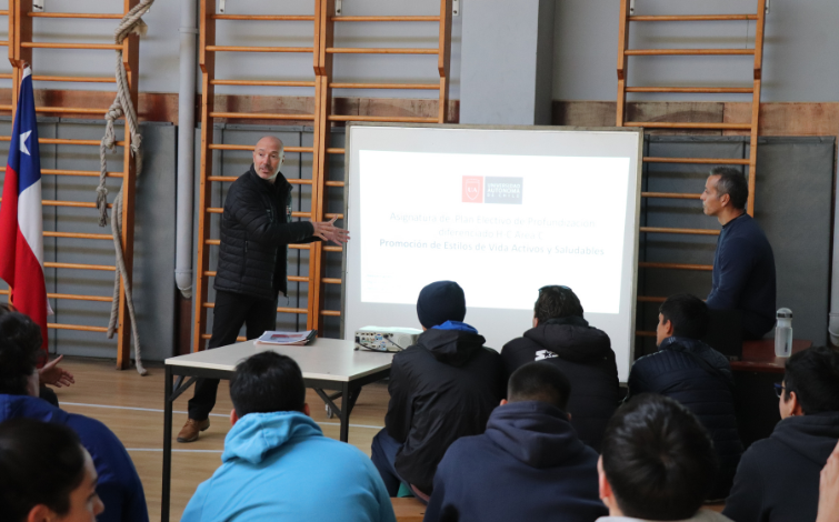 Egresados y titulados de Pedagogía en Educación Física se actualizan en bases curriculares del Mineduc gracias a jornada organizada junto a UAlumni 