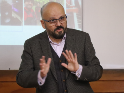 Estudiantes vespertinos de Ingeniería Comercial fortalecen su visión estratégica con charla sobre gestión del talento 