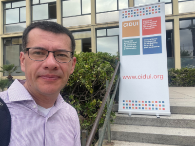 Decano Rodrigo Montero expone investigación sobre bienestar estudiantil en congreso internacional en Barcelona 