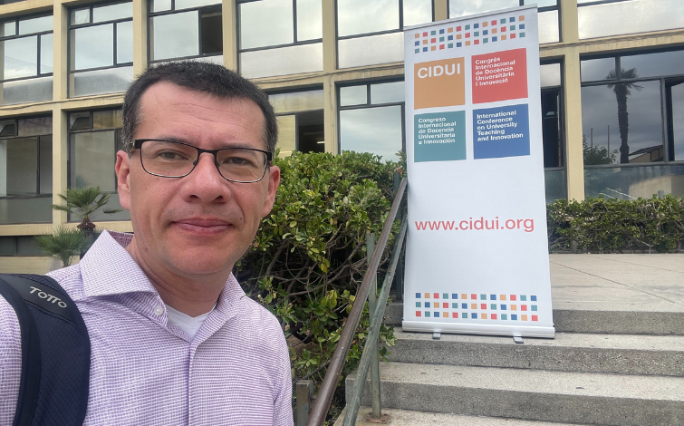 Decano Rodrigo Montero expone investigación sobre bienestar estudiantil en congreso internacional en Barcelona 
