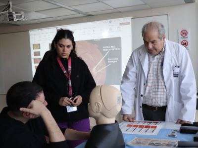 Estudiantes de Medicina refuerzan habilidades clínicas con taller de oftalmoscopía directa 
