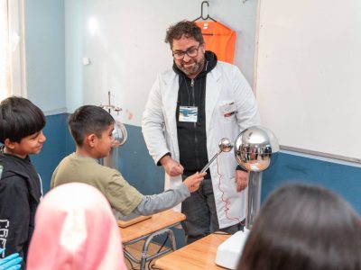 Acuerdo UA-CECREA: Niños y niñas de San Joaquín descubren la ciencia en actividad “Curiosidades y experimentos”