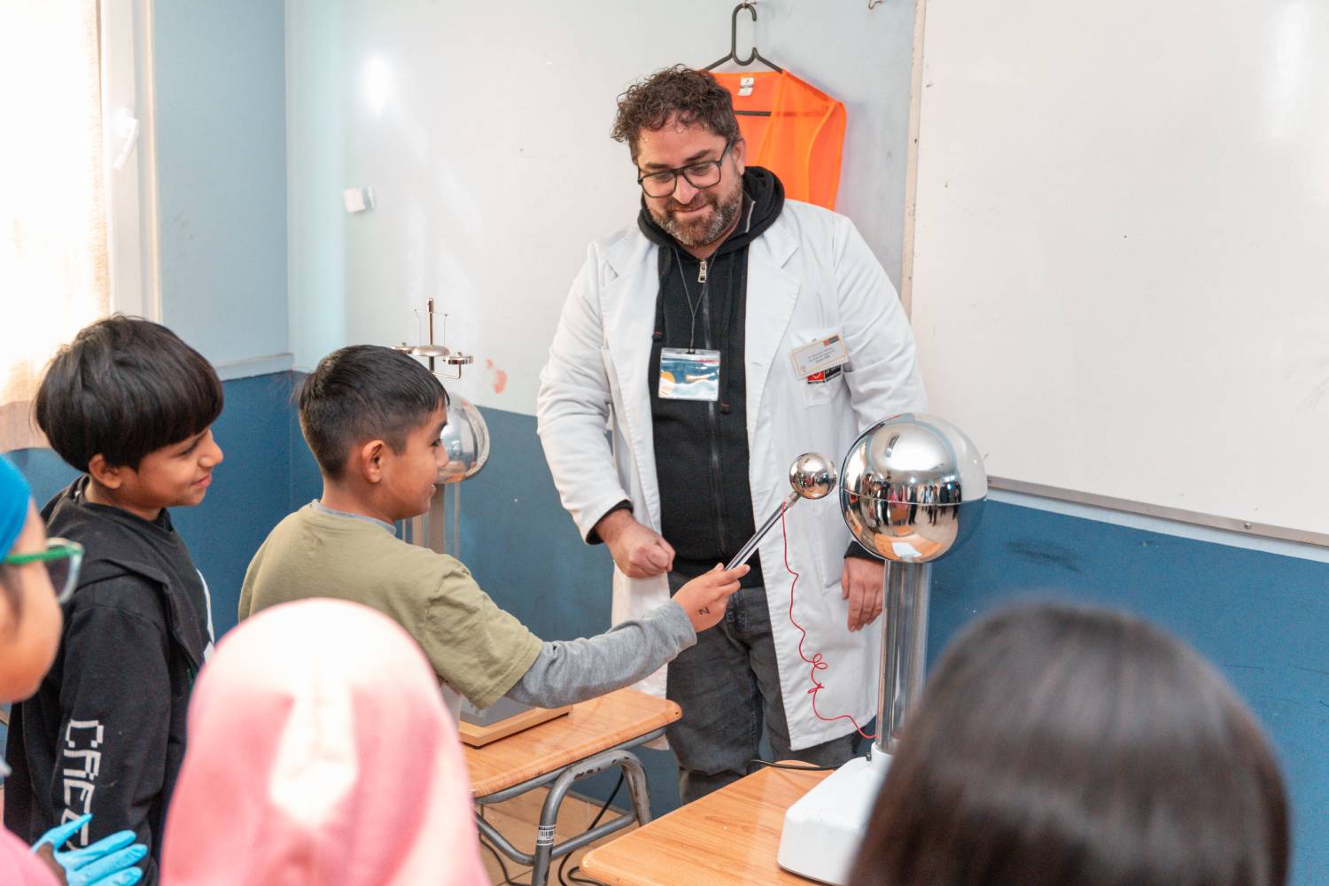 Acuerdo UA-CECREA: Niños y niñas de San Joaquín descubren la ciencia en actividad “Curiosidades y experimentos”
