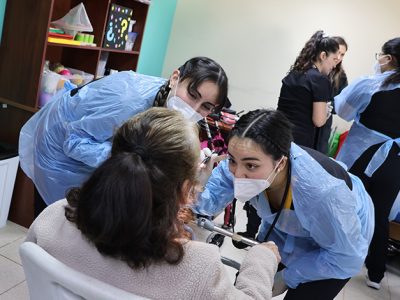 Capacitación a cuidadores del ELEAM de Licantén fortalece la atención de adultos mayores y genera valioso vínculo con estudiantes de Fonoaudiología