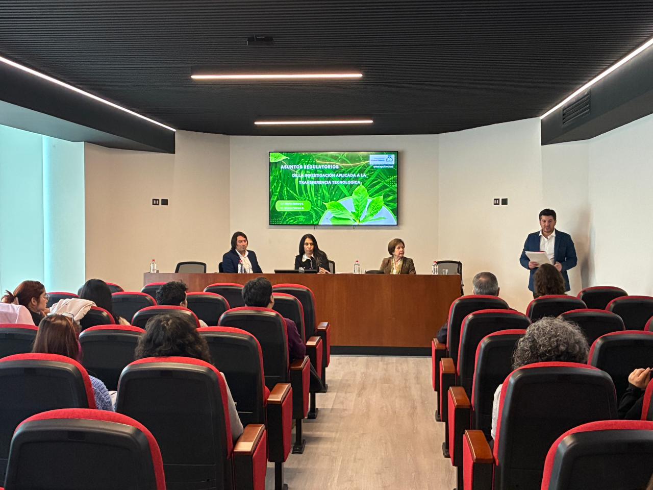 Primer “Jueves de Innovación” en Huechuraba abordó los desafíos regulatorios para la transferencia tecnológica