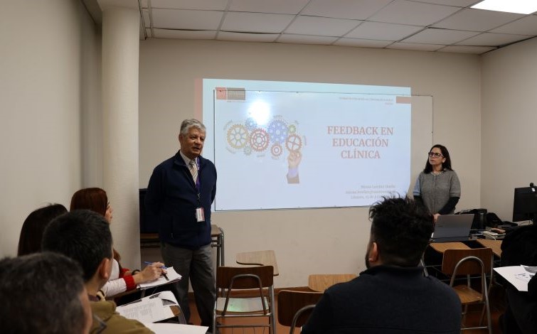 U. Autónoma fortaleció competencias de sus docentes clínicos de Linares con curso sobre Feedback