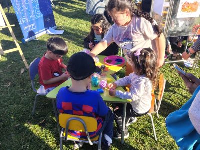 Compromiso con la infancia: estudiantes de Educación Parvularia participan en la Feria de la Niñez 2025