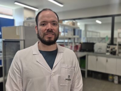 Científico colombiano realiza pasantía postdoctoral en la U. Autónoma para investigar nuevos compuestos antibacterianos y luminiscentes