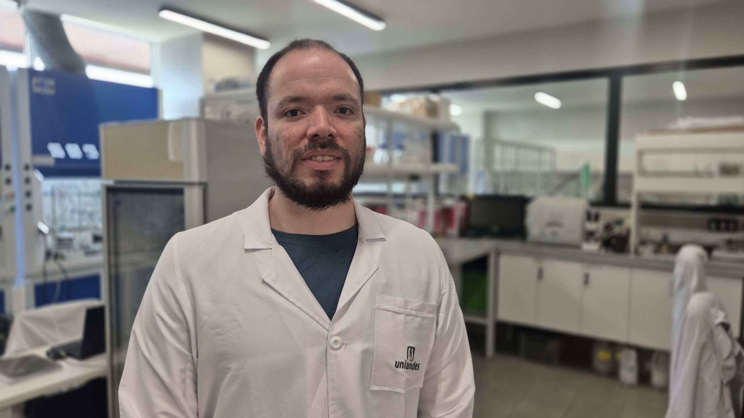 Científico colombiano realiza pasantía postdoctoral en la U. Autónoma para investigar nuevos compuestos antibacterianos y luminiscentes