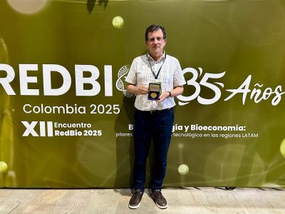 Director del Instituto de Ciencias Aplicadas de la U. Autónoma fue reconocido con la Medalla REDBIO2025 por su trayectoria y aporte la biotecnología