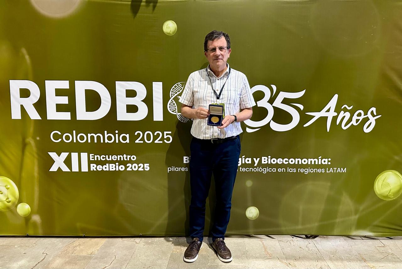 Director del Instituto de Ciencias Aplicadas de la U. Autónoma fue reconocido con la Medalla REDBIO2025 por su trayectoria y aporte la biotecnología