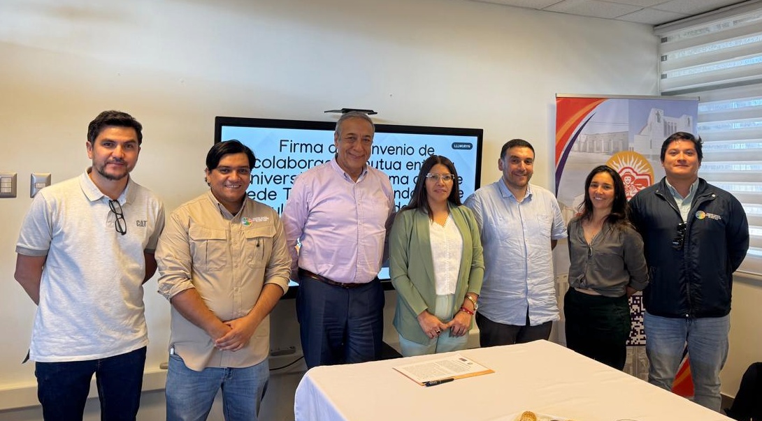 FOTO firma convenio ua y maria elena 2
