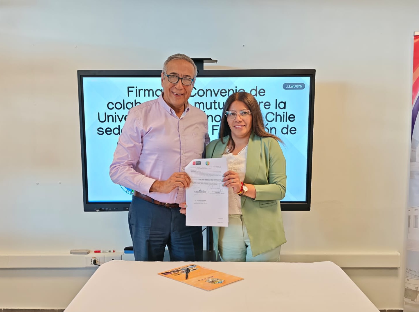 FOTO firma convenio ua y maria elena
