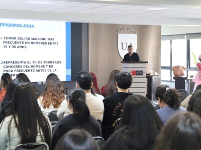 Estudiantes de la Facultad de Ciencias de la Salud se forman como monitores de salud en cáncer de mama y testicular
