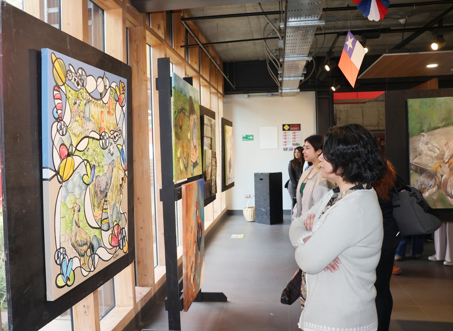FOTO lanzamiento exposicion gallina kollonka 3