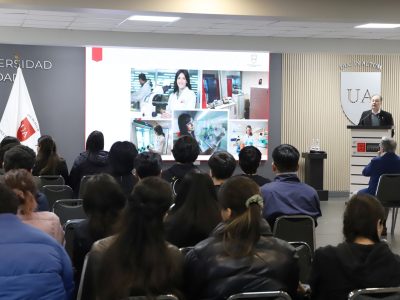 Investigación biomédica en acción: académicos y estudiantes se reúnen en jornada de exploración científica