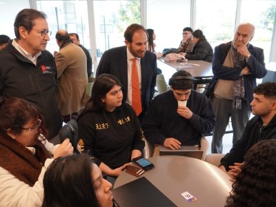 Más de 50 estudiantes y profesionales de la Municipalidad de Huechuraba participaron de Hackathon IA organizada por la Universidad Autónoma