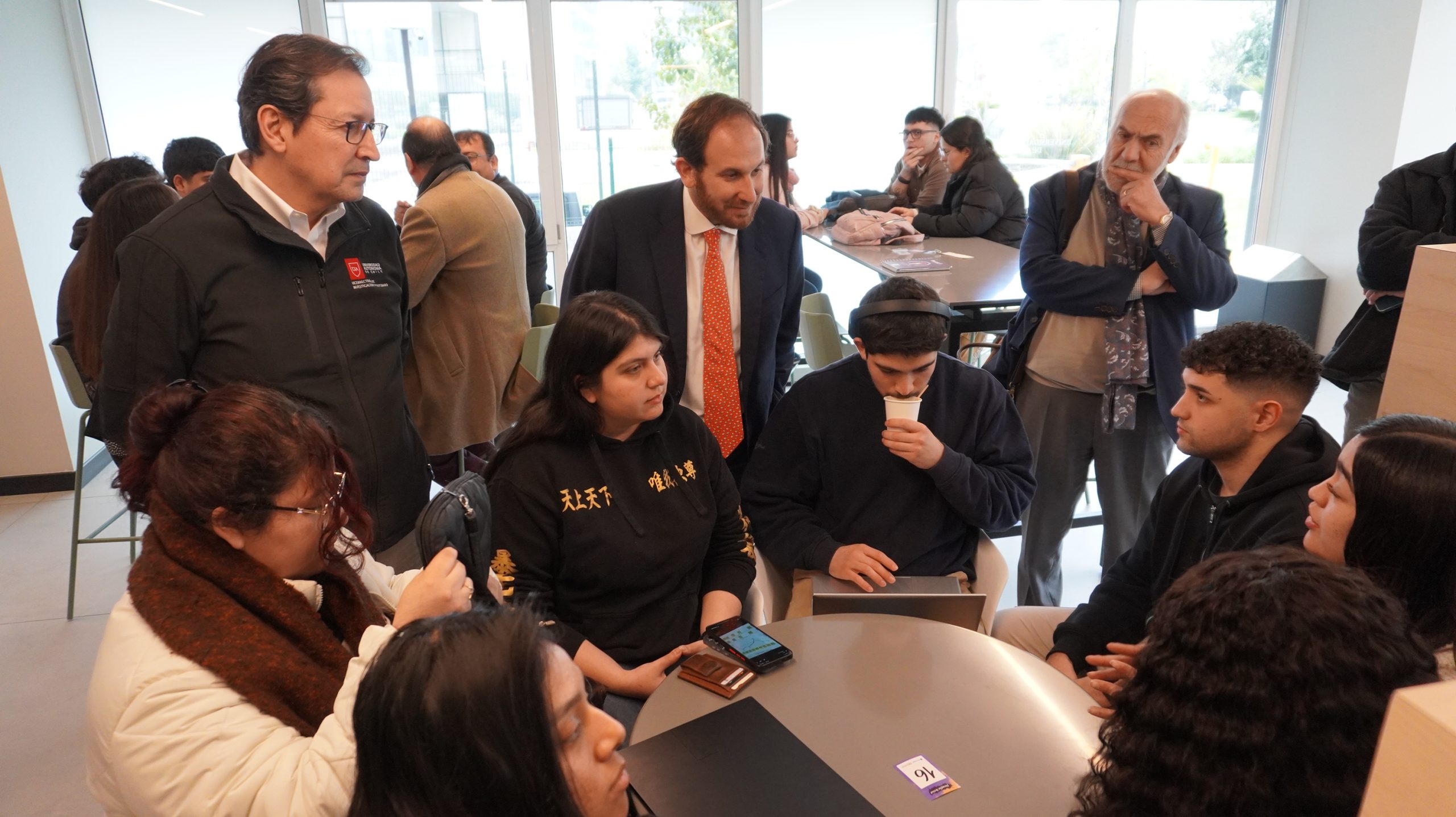 Más de 50 estudiantes y profesionales de la Municipalidad de Huechuraba participaron de Hackathon IA organizada por la Universidad Autónoma