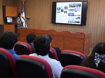 Investigadora uzbeka comparte experiencia en interacciones planta-microbioma en la Universidad Autónoma de Chile